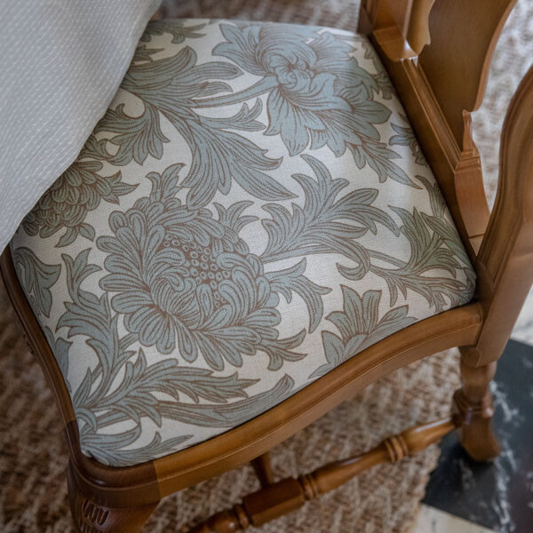Talonpoikaisrokokoo tuoli, väri antiikki, verhoilu Chrysanthemum Toile 201