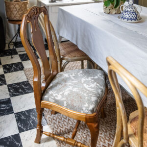 Talonpoikaisrokokoo tuoli, väri antiikki, verhoilu Chrysanthemum Toile 201