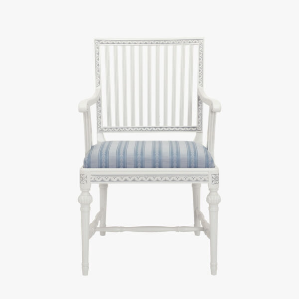 Kustavilainen käsinojallinen tuoli, väri helmenharmaa-patina, verhoilukankaana Canastera Cameo blue.